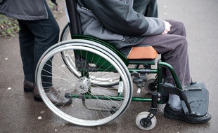 Un fauteuil roulant. La problématique d'accessibilité et de handicap.
