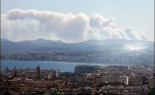 La progression de l'incendie qui a parcouru entre 400 et 450 hectares de forêt depuis mardi après-midi dans l'est du Var a été stoppée avant minuit, autorisant le millier de touristes évacués des campings de Roquebrune-sur-Argens à les regagner petit à petit.