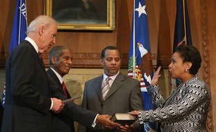 Loretta Lynch, 55 ans, prête serment devant le vice-président Joe Biden, à Washington le 27 avril 2015, devenant ainsi la première femme noire à la tête du ministère de la Justice américain.