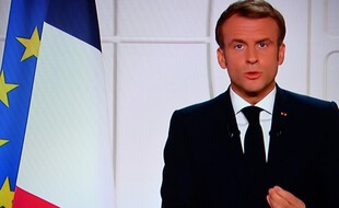 Emmanuel Macron était debout derrière son pupitre pour son allocution, comme en meeting.