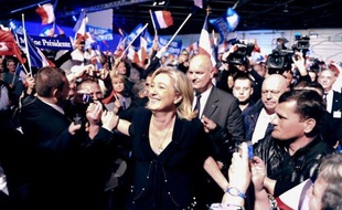 Au lendemain d'une nouvelle offensive à droite de Nicolas Sarkozy, Marine Le Pen, en meeting à Marseille, a attaqué le bilan du chef de l'Etat sur l'insécurité et promis de rétablir l'autorité, tout en se posant comme la rassembleuse d'une France en péril.