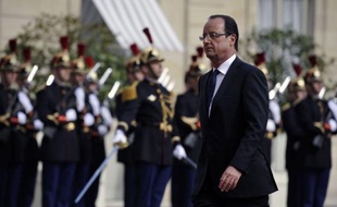 François Hollande a confirmé mardi "comme président de la République" ses engagements de campagne de créer 60.000 postes dans l'Education nationale et de rétablir la formation des enseignants.