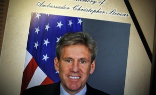 L'ambassade des Etats-Unis a dénoncé la publication jeudi à Alger d'une photo "falsifiée" et d'un article affirmant que l'ambassadeur américain Stevens, mort en Libye, avait rencontré le producteur du film islamophobe et du philosophe français Bernard-Henri Lévy.