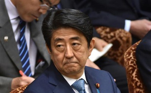 Le premier ministre japonais Shinzo Abe à la Chambre des conseillers, le 13 mai 2016 à Tokyo