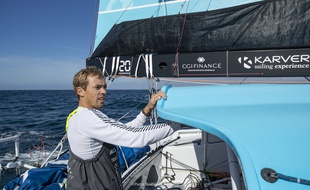 Thomas Ruyant à la barre de son bateau, dernière génération.