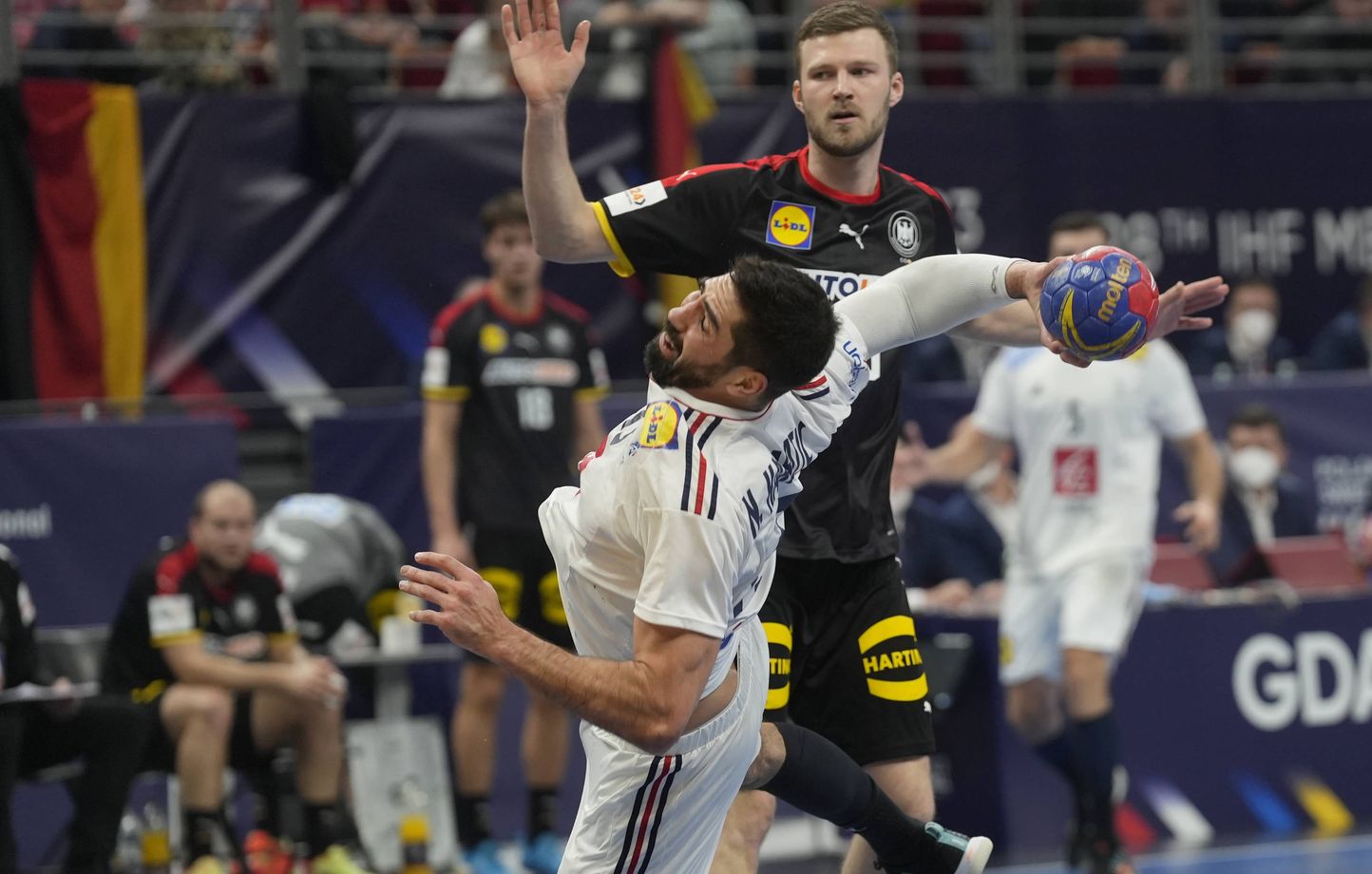 Nikola Karabatic tire en plein déséquilibre, mercredi à Gdansk (Pologne), lors du quart de finale des championnats du monde contre l'Allemagne. 