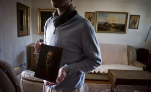 Un tableau acheté 130 euros il y a un an dans une vente judiciaire est-il une oeuvre de Rembrandt ? Son acquéreur, un amateur d'art lyonnais, multiplie démarches et analyses scientifiques pour authentifier la main du maître hollandais dans ce tableau qui représenterait sa mère.