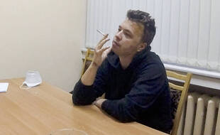 Sur cette photo publiée par la chaîne ONT le mercredi 2 juin 2021, le journaliste dissident Raman Pratasevich fume une cigarette en s'exprimant dans une vidéo d'un centre de détention à Minsk, en Biélorussie.