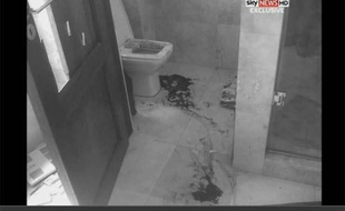 Capture d'écran du reportage de SkyNews montrant des photographies de la salle de bains où Oscar Pistorius a tué Reeva Steenkamp.