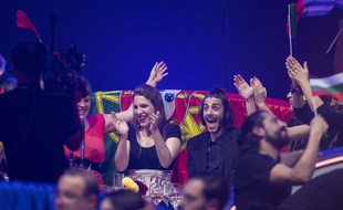 Salvador Sobral, au coté de sa soeur Luisa, dans la green room de l'Eurovision à Kiev, le 13 mai 2017.