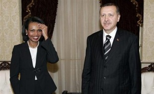 La secrétaire d'Etat américaine Condoleezza Rice a promis vendredi de redoubler les efforts de son pays pour aider la Turquie à surmonter le problème des rebelles kurdes retranchés dans le nord de l'Irak, tout en reconnaissant la difficulté de la tâche.