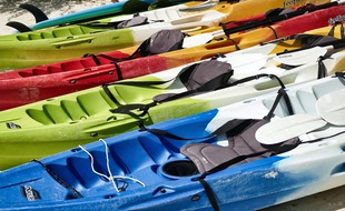 Des kayaks. Illustration.