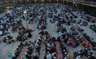 Des musulmans indiens prient à l'occasion de la fin du ramadan, le 8 août 2013 à Ahmedabad
