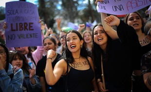Des femmes manifestent pour leurs droits le 8 mars 2018 à Malaga en Espagne.