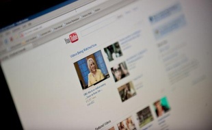 Huit Français sur dix utilisent Internet et près des trois quarts (73%) des internautes ne peuvent plus se passer du web au quotidien, selon un sondage de l'institut Ifop publié lundi.