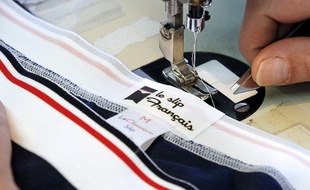 Une vidéo diffusée sur les réseaux sociaux et montrant des employés de l'entreprise de textile Le Slip Français grimés en noir a provoqué l'indignation.