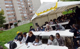 Un extrait du Petit Prince pour réapprendre à "s'amuser avec les mots": à Saint-Denis (Seine-Saint-Denis), une centaine d'enfants et d'adultes ont ferraillé samedi avec la prose de Saint-Exupéry, lors d'une dictée géante organisée au c?ur de la cité.