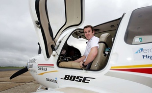 Lachlan Smart pendant une escale en Angleterre le 27 juillet 2016, à bord de son Cirrus SR-22.