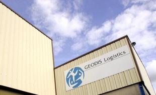 Geodis, filiale de la SNCF, est seul à s'être porté candidat vendredi à la reprise de Sernam, compliquée par l'exigence de Bruxelles de voir l'Etat français recouvrer 642 millions d'euros d'aides illégales versées au transporteur aujourd'hui en redressement judiciaire.
