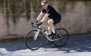Nicolas Sarkozy sur son vélo au Cap Nègre, France - 04/07/2016.