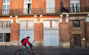 Un cycliste à Toulouse pendant le confinement. Illustration.