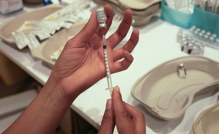 Selon une étude qui vient d'être prépubliée, le vaccin Pfizer serait moins efficace que celui de Moderna contre l'infection par le variant Delta.