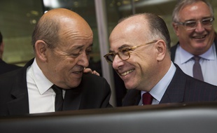 Jean-Yves Le Drian et Bernard Cazeneuve à Paris, le 26 avril 2016.