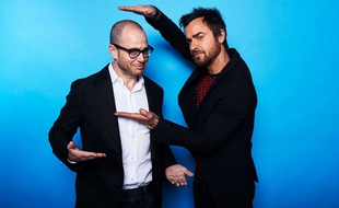 Le showrunner Damon Lindelof
pose avec l'acteur Justin Therou, le héros de « The Leftovers ».
