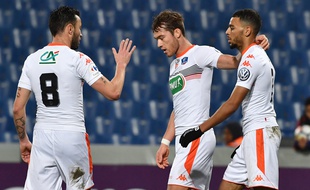 Le milieu de terrain du FC Lorient Maxime Etuin (au centre) a été moqué par son propre club.