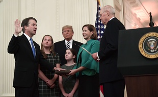 Confirmé à la Cour suprême, le juge Kavanaugh a prêté serment le 8 octobre 2018.