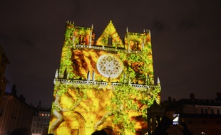 La cathédrale Saint-Jean lors de la fête des lumières de Lyon.