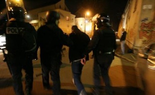 Les autorités et les élus tentaient mardi, par un renforcement de la mobilisation policière et des appels au calme, d'empêcher la propagation des violences de Villiers-le-Bel et du Val-d'Oise à d'autres départements.