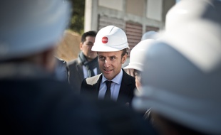 Emmanuel Macron lors d'une visite du quartier de la Coudraie, à Poissy.