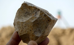 Cet outil en pierre taillée découvert en Algérie remonte à 2,4 millions d'années.