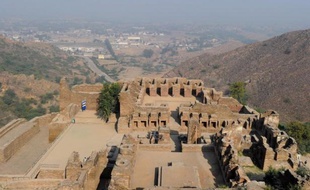 Arrivés à l'ancien monastère bouddhiste chevillé à la montagne, les moines se sont prosternés pour prier et ont fondu en larmes. Emus à en oublier où ils se trouvaient: aux portes des zones tribales pakistanaises, bastion fort peu touristique des talibans.