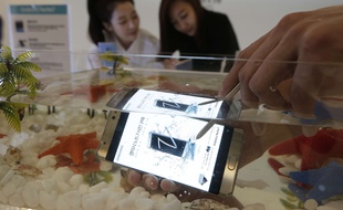 Une démonstration de l'étanchéité du Samsung Galaxy Note 7 à Séoul, le 11 août 2016.