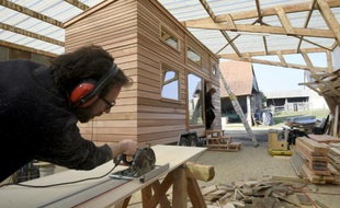 Une "Tiny House" en construction le 15 mars 2016 à Poilley dans le nord de la France