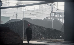 Un travailleur dans une usine de production de charbon liquide à Changzhi, dans la province chinoise du Shanxi, le 9 novembre 2015.