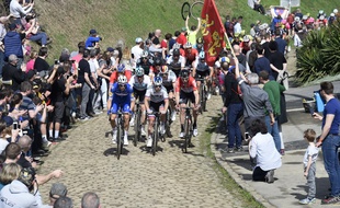 Des concurrents du 116e Paris-Roubaix