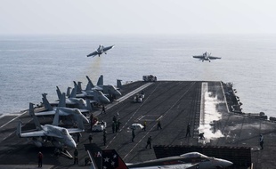 Des avions décollent du porte-avions américain USS Carl Vinson, le 1er avril 2015.