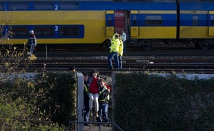 Une soixantaine de personnes ont été blessées samedi, dont une vingtaine "grièvement", dans une collision frontale entre deux trains dans la banlieue d'Amsterdam, a-t-on appris auprès de la police ferroviaire néerlandaise