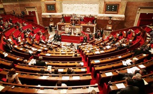 Les députés se prononcent mercredi sur la proposition de loi visant à pénaliser les clients des prostituées, un texte controversé qui devrait rassembler une majorité "transpartisane" même si la plupart des députés de l'UMP pourraient voter contre.