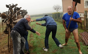 Des militants de la LPO dont Allain Bougrain-Dubourg et des journalistes attaqués à coups de pelle lors d'une opération de libération de pinsons le 9 novembre 2015 à Audon.