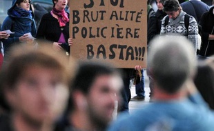 Des manifestants anti-aéroport Notre-Dame-des-Landes rendent hommage à Rémi Fraisse décédé lors d'altercations avec des policiers à Sivens, le 27 octobre 2014 à Nantes