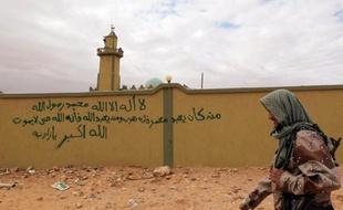 Quatre anciens rebelles libyens ont été tués lundi et 20 blessés dans une rare attaque lancée par des partisans du régime déchu de Mouammar Kadhafi à Bani Walid, à 170 km sud-ouest de Tripoli, a-t-on appris auprès de responsables locaux.