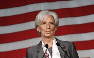 La directrice du Fonds monétaire international Christine Lagarde a estimé, dans un entretien publié samedi, que les Grecs devraient "commencer par s'entraider collectivement" en payant leurs impôts, se disant moins préoccupée par leur sort que par celui des enfants d'Afrique.