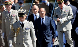 Malmené par un sondage mitigé et les critiques acerbes de l'UMP qui l'accuse d'"attentisme" dans le dossier syrien, François Hollande multiplie les initiatives - hôpital militaire en Jordanie ou visites sur le thème de la sécurité - pour montrer qu'il tient fermement la barre.