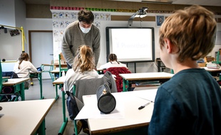 Un enseignant masqué dans une école élémentaire, le 12 mai 2020. (illustration)