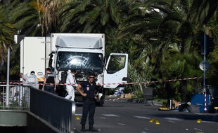 Des forces de l'ordre le 15 juillet 2016 autour du camion utilisé dans l'attentat de Nice, sur la Promenade des Anglais à Nice la veille