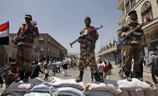 Des soldats yéménites ayant fait défection, devant une manifestation d'opposants au président Saleh, le 6 octobre 2011